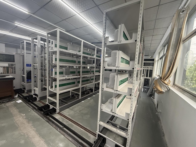 Trackless mobile shelving